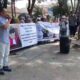 Anggota DPRD Sumut Zainuddin Purba menyampaikan orasinya ketika bersama puluhan elemen masyarakat menggelar aksi demo damai di depan kantor pengadilan negeri Stabat, Kamis 4 Mei 2023. Waspada/ist