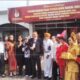 TOKOH masyarakat Sumut Parlindungan Purba berfoto bersama tokoh lintas etnis saat mendaftarkan diri ke Komisi Pemilihan Umum (KPU) Sumut, Jl. Perintis Kemerdekaan No.35, Gaharu, Kec. Medan Timur, Kota Medan, Senin siang (8/5). Waspada/Partono Budy