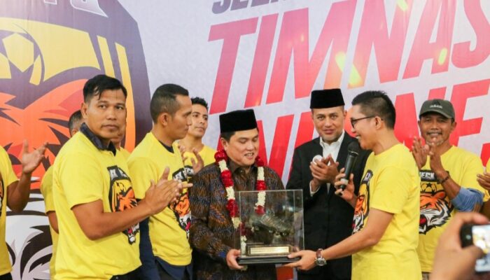 Berhasil Harumkan Indonesia di Sea Games, Ijeck FC Kalungkan Bunga Ke Erick Thohir