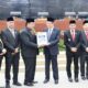 KEPALA BPK-RI Perwakilan Sumut Eydu Oktain Panjaitan (empat kanan) didampingi Gubsu Edy Rahmayadi menyerahkan Laporan Hasil Pemeriksaan (LHP) tahun 2022 kepada Ketua DPRD Sumut Baskami Ginting dan para wakil ketua, di gedung paripurna DPRD Sumut, Jumat (26/5). Waspada/Partono Budy
