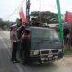 PENERTIBAN MOBIL BAK TERBUKA: Personel Satlantas menertibkan mobil bak terbuka di depan Pos Pelayanan Operasi Ketupat Tahun 2023 di Jalinsum Banda Aceh – Medan, Idi Rayeuk, Aceh Timur, Senin (1/5). Waspada/Muhammad Ishak