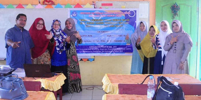 Dosen FKIP UGN P. Sidempuan Edukasi Guru SD Buat Video Pembelajaran Dosen FKIP UGN P. Sidempuan Edukasi Guru SD Buat Video Pembelajaran