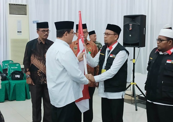 Lepas 211 Calhaj, Pj Bupati Aceh Barat Pesan Jaga Kesehatan Lepas 211 Calhaj, Pj Bupati Aceh Barat Pesan Jaga Kesehatan