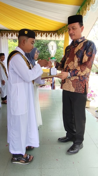 Tahfidz Al-Quran SMPN 1 Dewantara Wisuda Angkatan I Tahfidz Al-Quran SMPN 1 Dewantara Wisuda Angkatan I