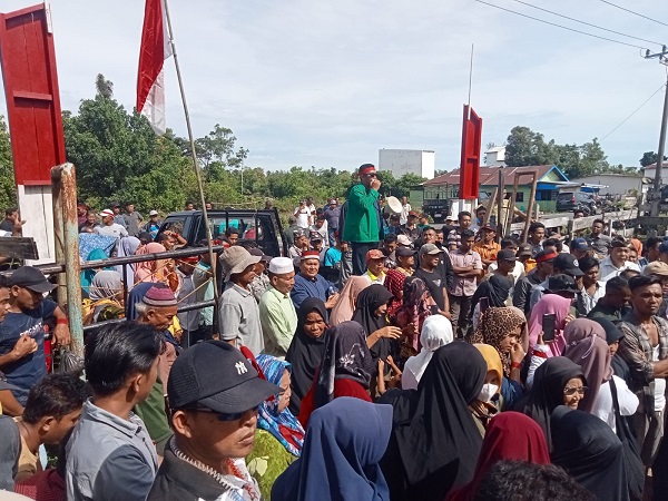 Ratusan Massa Singkuang 1 Tertahan Di Gerbang PT RPR Ratusan Massa Singkuang 1 Tertahan Di Gerbang PT RPR