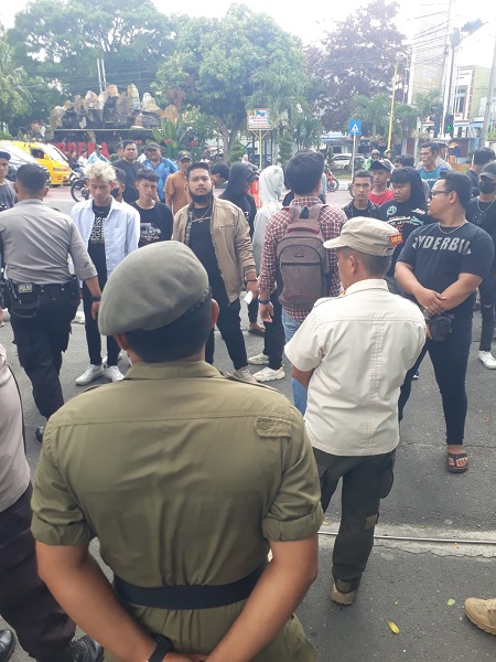 Puluhan Mahasiswa Unjuk Rasa Ke Pemko Binjai Puluhan Mahasiswa Unjuk Rasa Ke Pemko Binjai