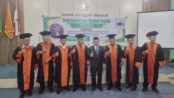 Dr. Misnan Aljawi SH MH berfoto bersama dengan Ketua Sidang Prof. Dr. Lahmuddin, M,Ed sebagai dan Seketaris Dr.Ahmad Tamrin Sikumbang, MA, promotor, Prof Dr Katimin MAg dan Dr Rubino MA, penguji eksternal dari Unimed Prof Yusnadi MS, penguji internal, Prof Dr Syukur Kholil MA dan Dr Hasrat Efendi Samosir MA. (Waspada/ist).