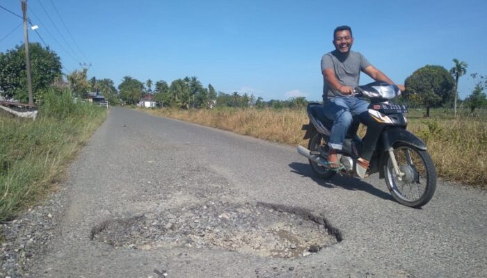 Anies Lalui Jalan Berkubang Di Simalungun, Warga Sampaikan Harapan