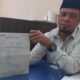 SETORAN LUNAS: Kasi PHU Kankemenag Aceh Timur, H Muzakkir, MA, memperlihatkan bukti setoran lunas jamaah calhaj 1444 hijriyah di ruang kerjanya di Idi, Selasa (2/5). Waspada/Muhammad Ishak