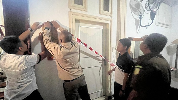 Rumah Dan 6 Kendaraan Mantan Dirut RS Arun Disegel Rumah Dan 6 Kendaraan Mantan Dirut RS Arun Disegel