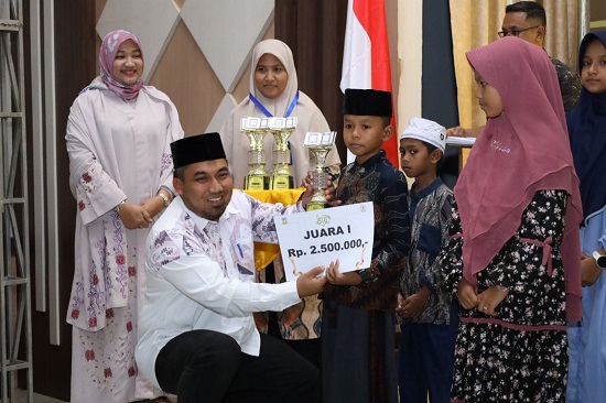 Pj Bupati Aceh Besar, Muhamamd Iswanto, menyerahkan hadiah kepada para juara Seleksi Tilawatil Quran (STQ) tingkat Kabupaten Aceh Besar di komplek BPMP, Gampong Niron, Kecamatan Sukamakmur, Selasa (2/5) malam. (Waspada/Zafrullah).