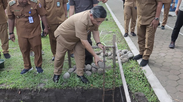 WAKIL Bupati Deliserdang HMA Yusuf Siregar meletakkan batu pertama pembangunan Aula SMA Negeri 2 Lubukpakam, Senin (8/5).- (Waspada/Khairul K Siregar/B)