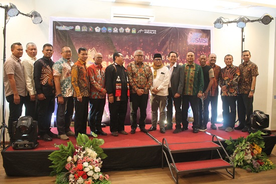 15 Tokoh di Aceh penerima penghargaan SMSI Aceh Award 2023 foto bersama dengan Ketua Umum SMSI Pusat, Firdaus dan Ketua SMSI Aceh, Aldin Nl, Senin malam (8/5/2023) di Hotel Parkside Petro Gayo Takengon. Waspada/Kia