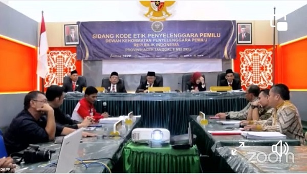 Saat sidang kedua laporan pelanggaran kode etik penyelenggara Pemilu yang dilakukan Komisioner KIP Aceh Tenggara di Kantor Panwaslih Aceh, Kota Banda Aceh, Senin (8/5). Waspada/Ist
