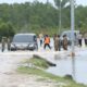 Mobil Dinas Gubernur dan TP PKK serta pejabat lainnya saat melintasi genangan banjir di jalan Kayu Menang. WASPADA/Ist