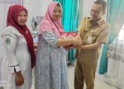 Direktur RSUD H. Sahudin Desky Kutacane, dr. Bukhari, SpOG terlihat dalam gambar, dr. Bukhari saat memberikan dua kotak susu bagi ibu hamil. Waspada/Ist