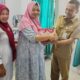 Direktur RSUD H. Sahudin Desky Kutacane, dr. Bukhari, SpOG terlihat dalam gambar, dr. Bukhari saat memberikan dua kotak susu bagi ibu hamil. Waspada/Ist