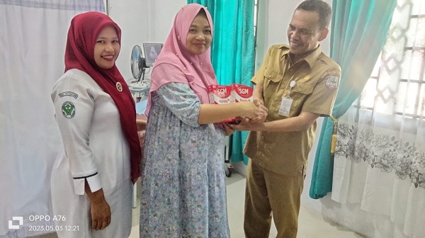 Direktur RSUD H. Sahudin Desky Kutacane, dr. Bukhari, SpOG terlihat dalam gambar, dr. Bukhari saat memberikan dua kotak susu bagi ibu hamil. Waspada/Ist