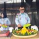 Kalapas Narkotika Kelas IIA Pematang Siantar, Robinson Peranginangin sedang memotong nasi tumpeng dalam rangka Syukuran HBP ke-59, Selasa (9/5).(Waspada/ist).