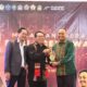 Penjabat (Pj) Wali Kota Lhokseumawe, Dr.Drs. Imran, M.Si,MA.Cd terima penghargaan SMSI Aceh Award (SAA) yang di serahkan langsung Ketua Umum SMSI Pusat, Firdaus didampingi oleh ketua SMSI Aceh, Aldin Nainggolan, dalam gelaran Serikat Media Siber Indonesia (SMSI) Award 2023 Aceh, Takengon, Senin (9/5) malam lalu. WASPADA/Zainuddin Abdullah