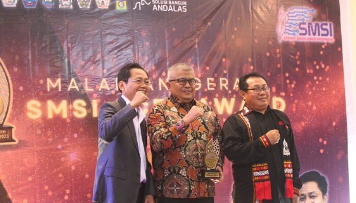 Sekda Aceh Terima SMSI Award 2023 Birokrat Berdedikasi Dan Berintegritas