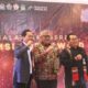 Ketua Umum SMSI Pusat, Firdaus didampingi Ketua SMSI Aceh, Aldin Nl, usai menyerahkan Anugerah SMSI Aceh Award 2023 kepada Bustami Hamzah di Parkside Petro Gayo Hotel di Takengon, Senin malam (8/9/2023). (Waspada/Kia)