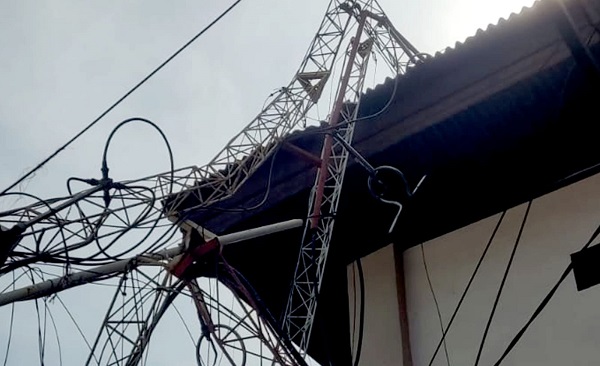 Besi tower radio milik Pemkab Pidie yang roboh masih bergelantungan di gedung Meusapat Ureung Pidie, Selasa (9/5) Waspada/Muhammad Riza