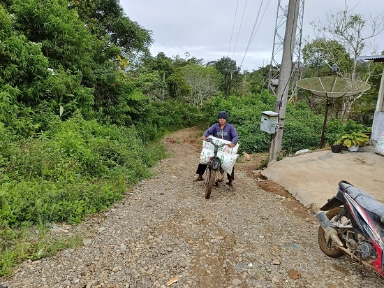 Kondisi Jalan Sisundung yang mengalami kerusakan, sehingga pengangkutan yang digunaka hanya kendaraan roda dua.(Waspada/Syarif Ali Usman)
