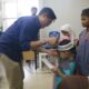 SENIOR Manager PT Indoensia Power Pangkalansusu Trisno Widayat memberikan santunan kepada para anak yatim yang berada di seputar wilayah operasi perusahaan. Waspada/Ist