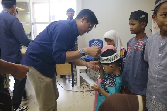 SENIOR Manager PT Indoensia Power Pangkalansusu Trisno Widayat memberikan santunan kepada para anak yatim yang berada di seputar wilayah operasi perusahaan. Waspada/Ist