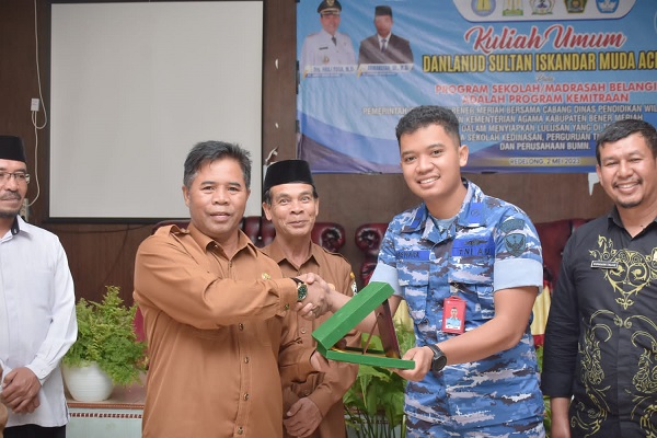 Tim Lanud SIM isi materi di Sekolah Belangi Bener Meriah.Waspada/Ist