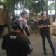 Personel Sat Reskrim Polres Kota Pematangsiantar melakukan olah tempat kejadian di lokasi pencurian satu unit truk jenis Mitsubishi Colt Diesel Canter di komplek kantor Dinas Lingkungan Hidup Pemko, Jl. Pdt. J. Wismar Saragih, Selasa (9/5) dinihari.(Waspada-ist).