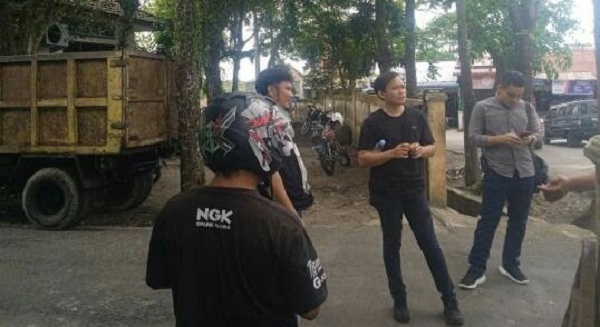 Personel Sat Reskrim Polres Kota Pematangsiantar melakukan olah tempat kejadian di lokasi pencurian satu unit truk jenis Mitsubishi Colt Diesel Canter di komplek kantor Dinas Lingkungan Hidup Pemko, Jl. Pdt. J. Wismar Saragih, Selasa (9/5) dinihari.(Waspada-ist).