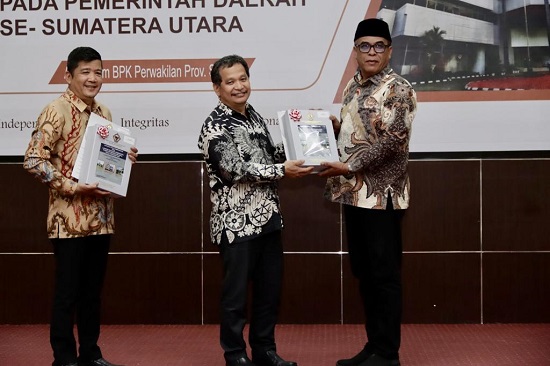Bupati Madina dan Ketua DPRD Madina saat penerimaan penghargaan Opini WTP dari BPK Sumut di Medan. Waspada/Ist