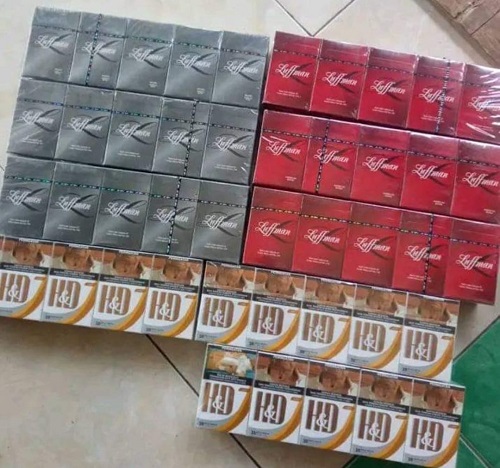 Rokok berjenis Luffman dan H&D tanpa pita cukai yang ditemukan bebas di wilayah Langsa, Rabu (3/4). Waspada/dede