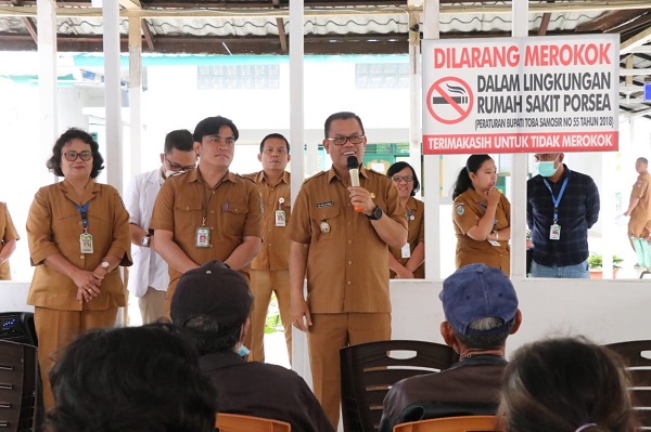 BUPATI Toba, Poltak Sitorus (kanan) didampingi Direktur RSUD Porsea Tommy C Siahaan saat meresmikan layanan Fakoemulsifikasi. Foto : Waspada/Ist