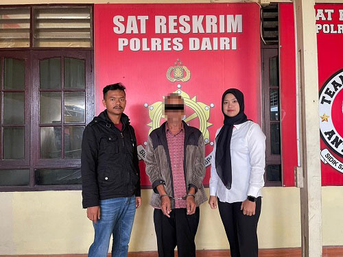 PELAKU pencabulan terhadap cucu kandung sendiri OG (tengah) ditahan di Polres Dairi.Waspada/ist.