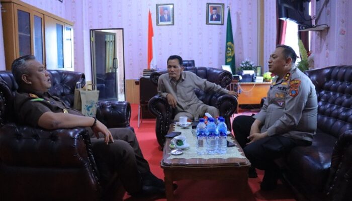 Kapolres Humbahas Silaturahmi Ke PN Tarutung