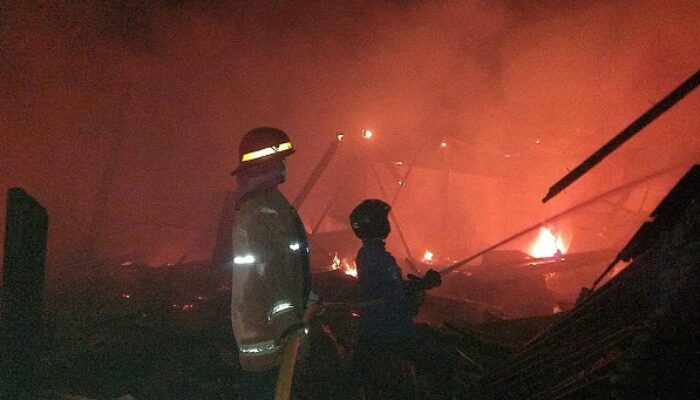 Damkar Pemko P.Siantar Bantu Padamkan Kebakaran Pabrik Mebel Di Simalungun