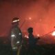 Damkar Pemko Pematangsiantar turut membantu memadamkan kebakaran pabrik mebel di Jl. H. Ulakma Sinaga, Gg. Cempaka, Desa, Pematang Simalungun, Kec. Siantar, Kab. Simalungun, Rabu (10/5) malam.(Waspada-ist).