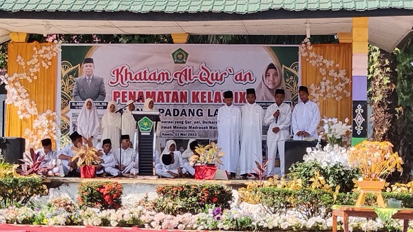 MTsN 1 Palas Gelar Khatam Alquran dan perpisahan 405 Siswa Kelas IX di lapangan MTs N 1 Padanglawas, Kamis (11/5). Waspada/Ist