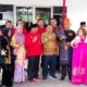 Usai mendaftar ke KPU, rombongan PDI P foto bersama dengan Ketua KPU Binjai.(Waspada/ Nazelian Tanjung)