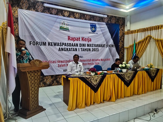 Kaban Kesbangpol Kota Langsa, Drs Zulhadisyah S, MSP, saat membuka acara raker FKDM angkatan I Tahun 2023, di Aula Kesbangpol, Kamis (11/5). Waspada/Rapian