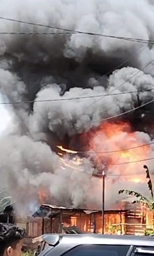 Api membubung ke angkasa saat kebakaran di Desa Tambangkaluang, Kec. Batangnatal, kemarin. Waspada/Ist