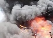 Api membubung ke angkasa saat kebakaran di Desa Tambangkaluang, Kec. Batangnatal, kemarin. Waspada/Ist