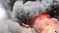 Api membubung ke angkasa saat kebakaran di Desa Tambangkaluang, Kec. Batangnatal, kemarin. Waspada/Ist