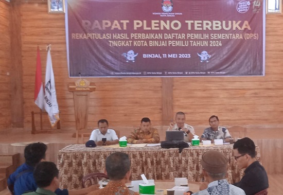 Ketua KPU Binjai sedang memimpin rapat pleno terbuka. (Waspada/Ist)