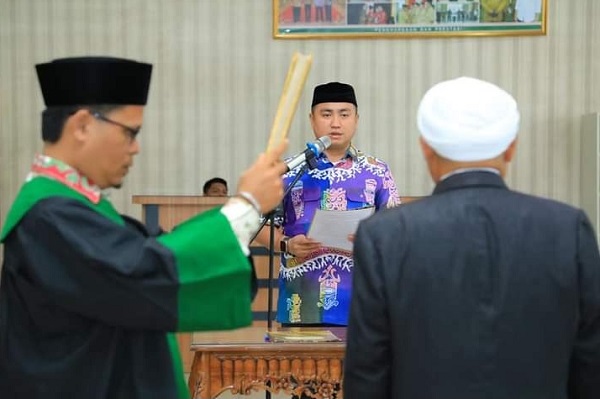 Bupati Labura Hendriyanto Sitorus lantik H.Hasan Maksum sebagai PAW Waket Baznas Labura, Rabu (3/5). Waspada/ist