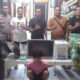 Tim Opsnal Unit Reskrim Polsek Langsa Barat saat menangkap pelaku SWN yang melakikan pencurian di dalam rumah Dsn Ramai Indah Gp. Alue Dua Bakaran Bate, Kecamatan Langsa Baro, Kamis (11/5) sekira pukul 20:00. Waspada/dede