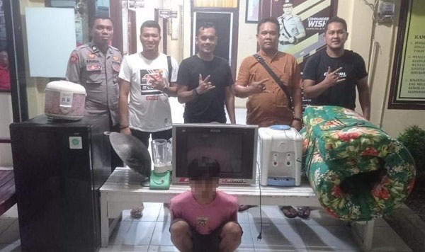 Tim Opsnal Unit Reskrim Polsek Langsa Barat saat menangkap pelaku SWN yang melakikan pencurian di dalam rumah Dsn Ramai Indah Gp. Alue Dua Bakaran Bate, Kecamatan Langsa Baro, Kamis (11/5) sekira pukul 20:00. Waspada/dede
